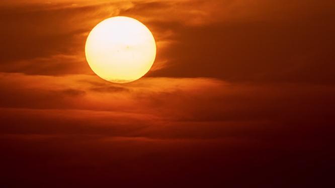 太阳下山日落夕阳火红长焦特写延时