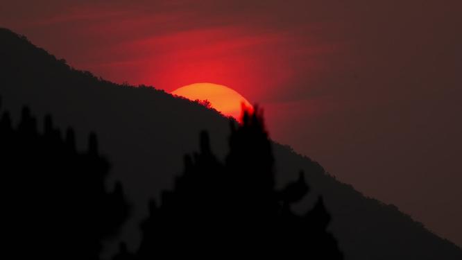 太阳日落山夕阳逆光剪影实拍