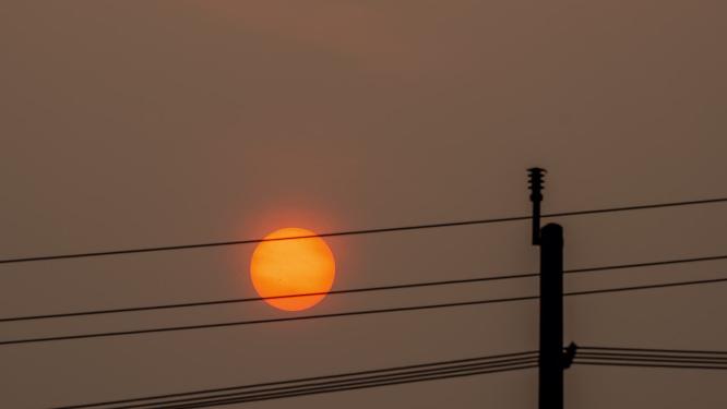 早晨太阳日出电线杆剪影延时实拍