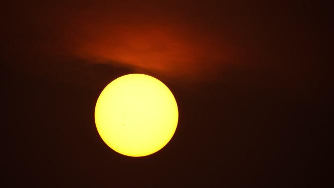清晨日出超大太阳长焦特写实拍