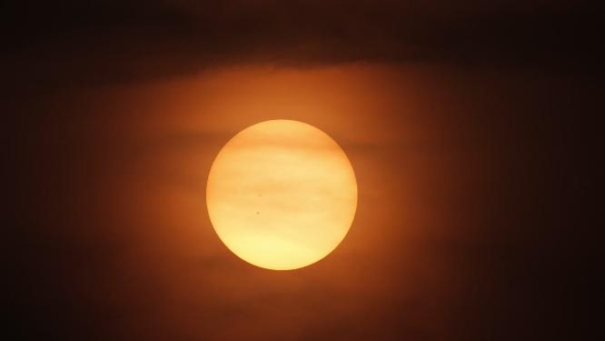 超大太阳日出长焦特写实拍空镜