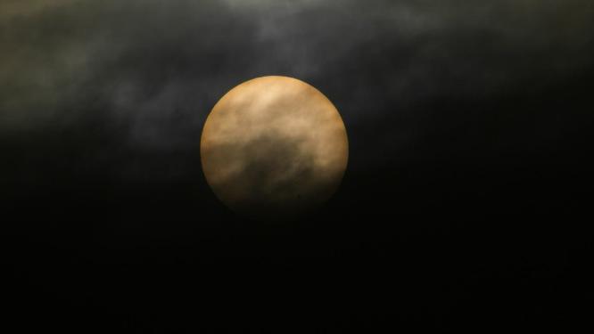 阴天多云乌云蔽日黄色太阳长焦特写