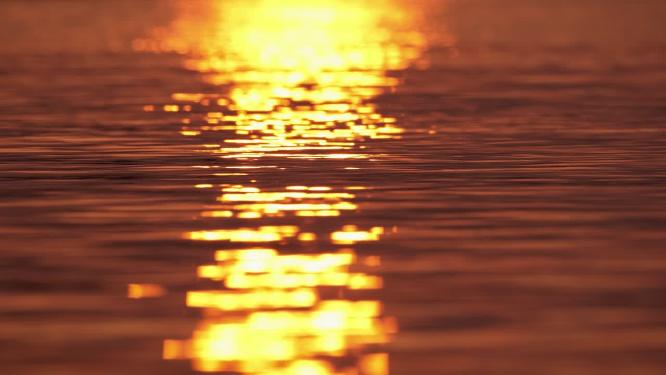 黄昏日落夕阳水面金色倒影实拍