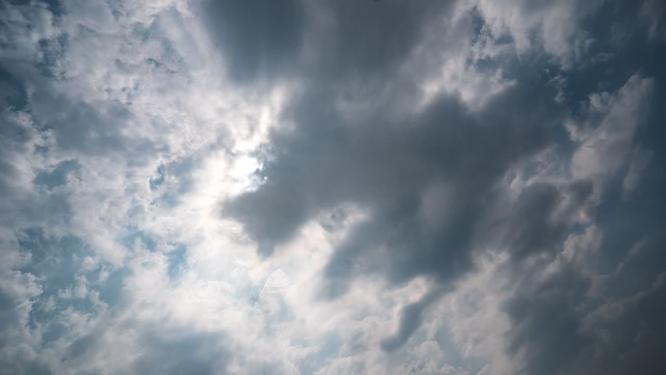 丁达尔光阳光普照天空多云