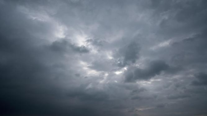 乌云暴风雨台风前夕恶劣阴天气