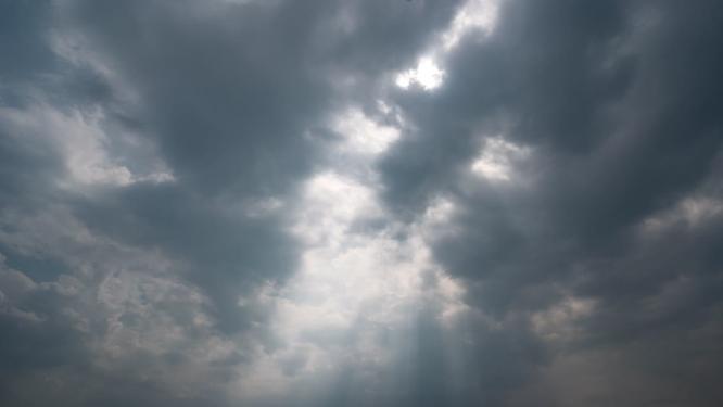 多云天气丁达尔效应阳光普照大地