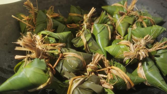 端午节农村大灶台铁锅煮粽子
