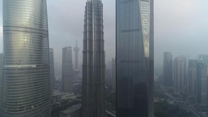 平流雾中的上海陆家嘴地标