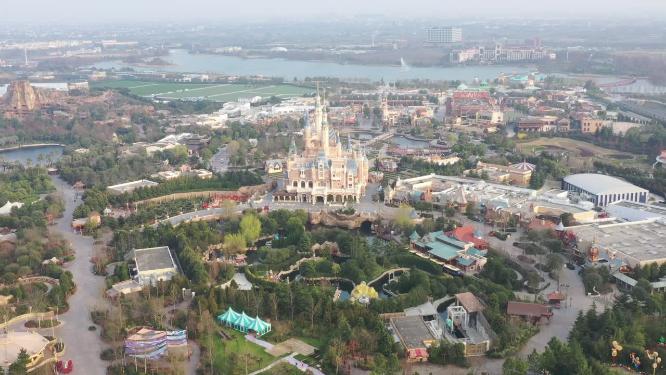 疫情期间空旷无人的迪士尼乐园