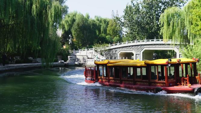 山东济南大明湖公园景区游客在湖面乘坐游船