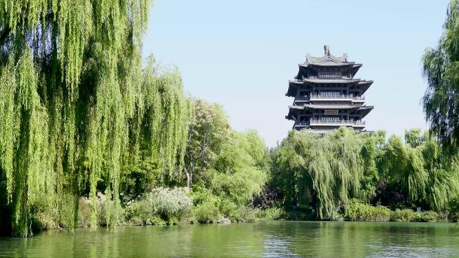 山东济南大明湖公园景区游客在湖面乘坐游船