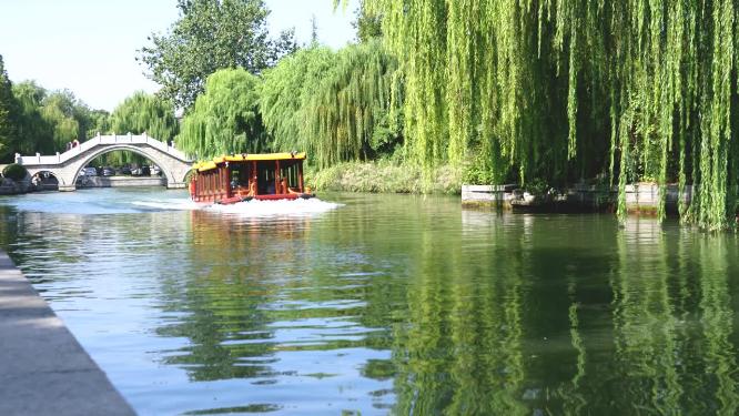 山东济南大明湖公园景区游客在湖面乘坐游船
