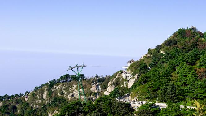 山东省泰安市泰山景区南天门索道站缆车运行