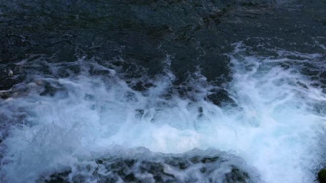 4K泉城济南趵突泉景区流淌着清澈的水面