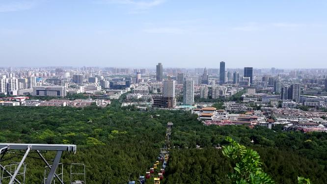 实拍济南千佛山景区俯瞰济南城市市区视频