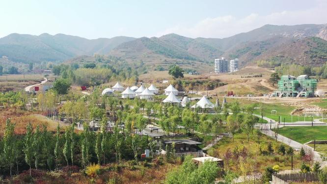 航拍山谷帐篷营地、露营营地