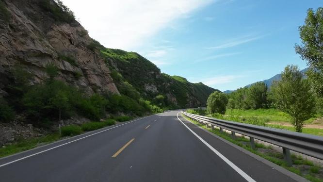 开车视角行驶在公路上  沿途风景