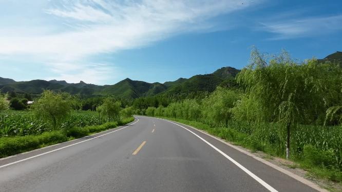 开车视角行驶在公路上  沿途风景