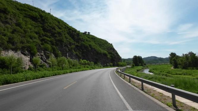 开车视角行驶在公路上  沿途风景
