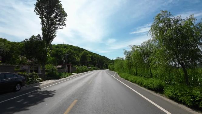 开车视角行驶在公路上  沿途风景