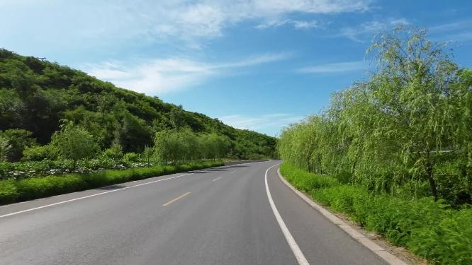 开车视角行驶在公路上  沿途风景