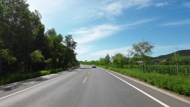 开车视角行驶在公路上  沿途风景