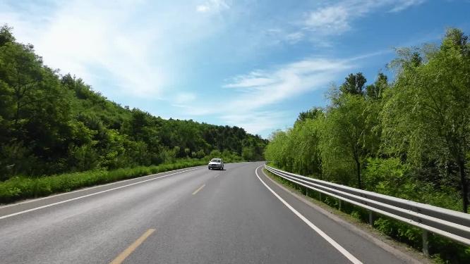 开车视角行驶在公路上  沿途风景