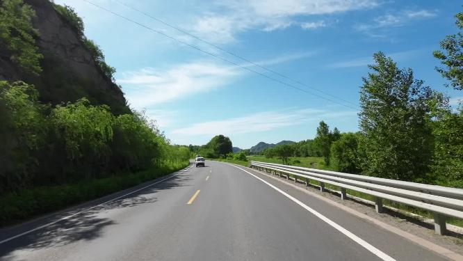 开车视角行驶在公路上  沿途风景