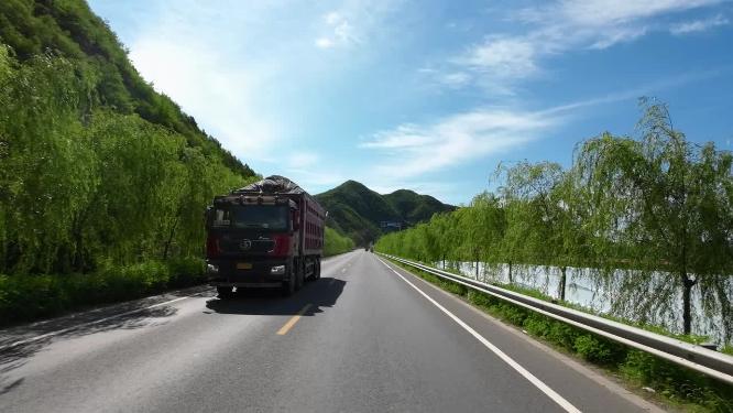 开车视角行驶在公路上  沿途风景