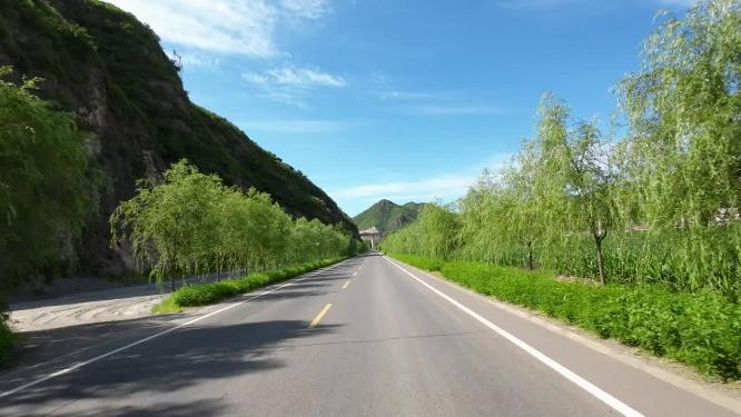 开车视角行驶在公路上  沿途风景
