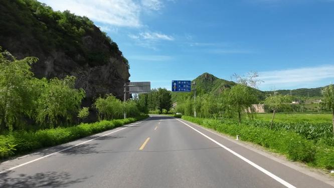 开车视角行驶在公路上  沿途风景
