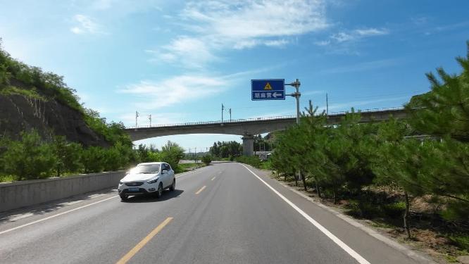 开车视角行驶在公路上  沿途风景