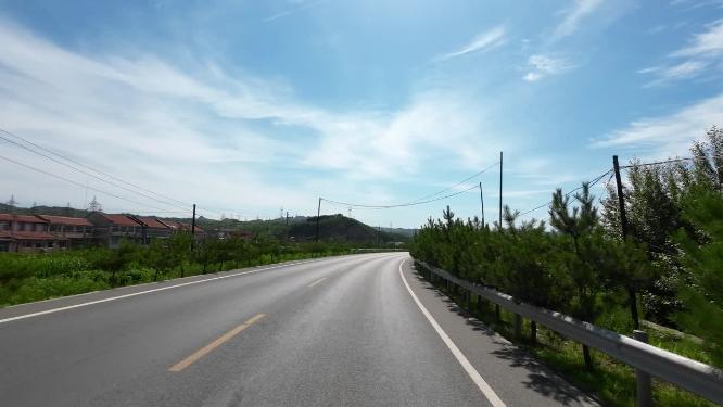 开车视角行驶在公路上  沿途风景