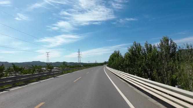 开车视角行驶在公路上  沿途风景