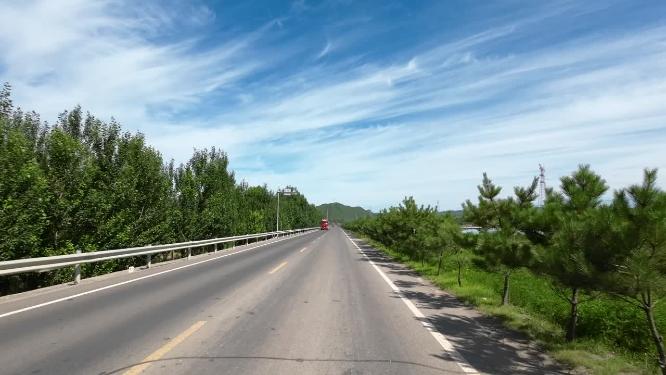 开车视角行驶在公路上  沿途风景