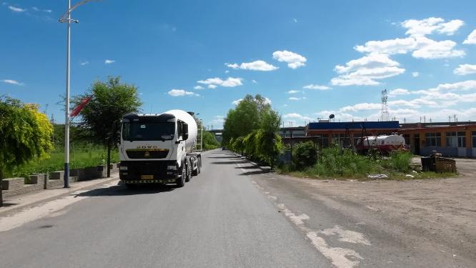 开车视角行驶在公路上  沿途风景