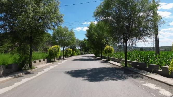 开车视角行驶在公路上  沿途风景