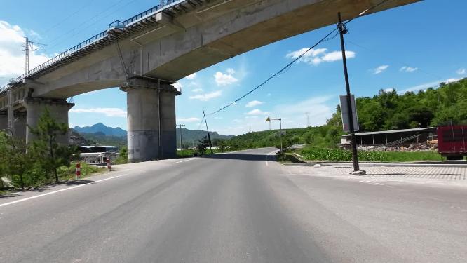 开车视角行驶在公路上  沿途风景