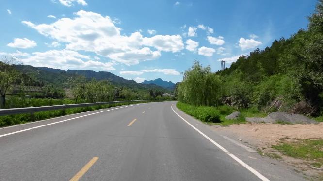 开车视角行驶在公路上  沿途风景