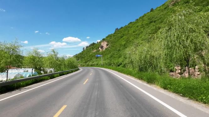 开车视角行驶在公路上  沿途风景