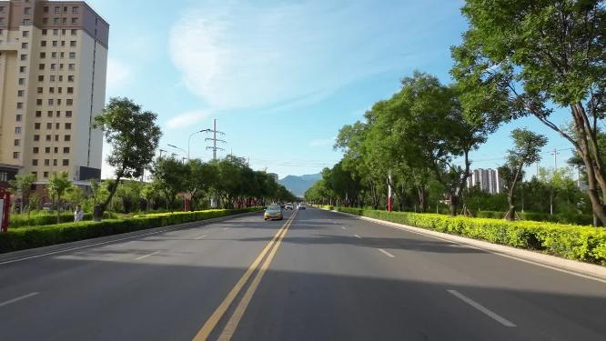 开车视角行驶在公路上  沿途风景