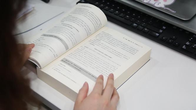 图书室看书学习名著