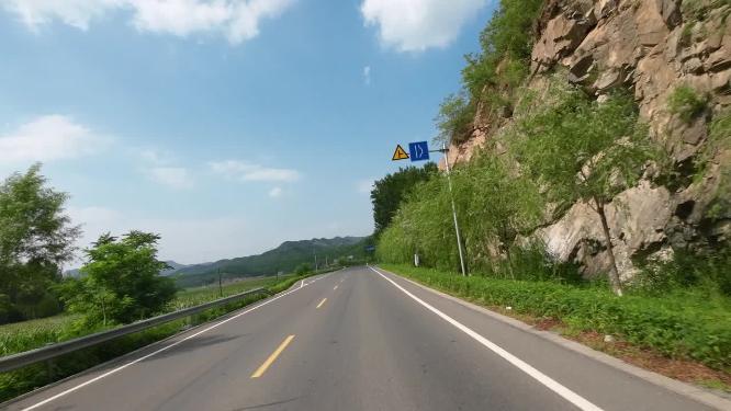 开车第一视角沿途风景 行驶在公路上