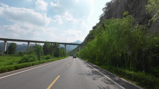 开车第一视角沿途风景 行驶在公路上