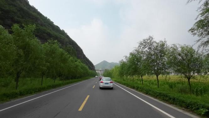开车第一视角沿途风景 行驶在公路上