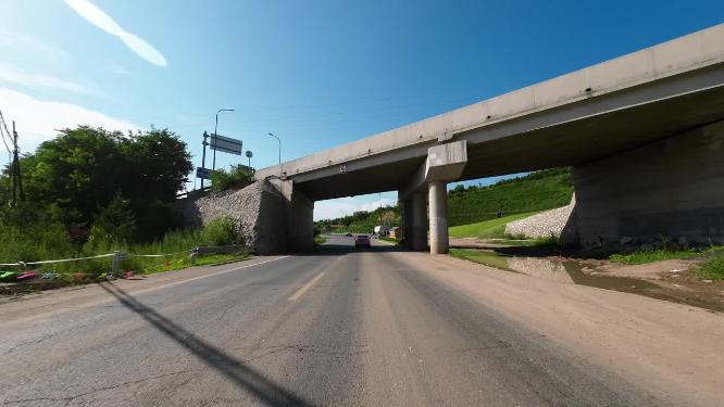 开车第一视角沿途风景 行驶在公路上