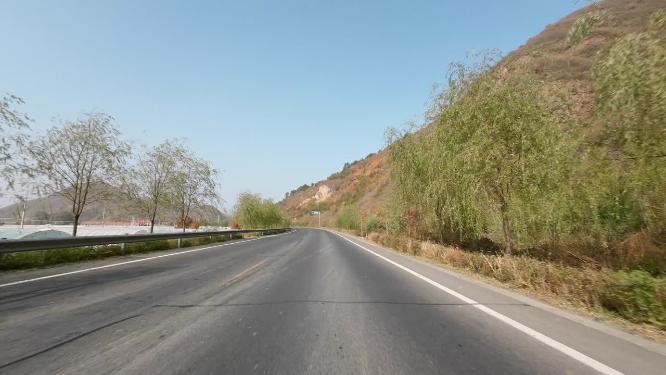 开车第一视角沿途风景 行驶在公路上