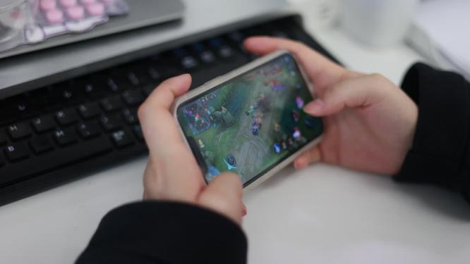 青少年沉迷游戏 孩子玩游戏