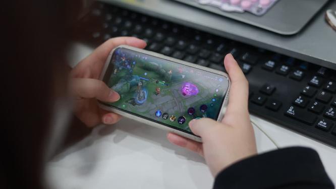 青少年沉迷游戏 孩子玩游戏