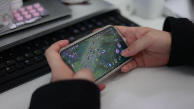 青少年沉迷游戏 孩子玩游戏